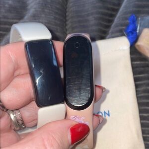 fitbit Pink/white 2 trackers !!!